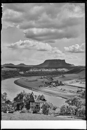 Rathen. Restaurant und Burgruine Alt-Rathen. Blick über die Elbe zum Lilienstein