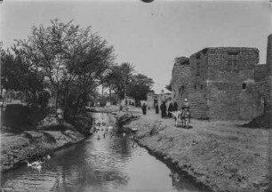 al-Fayyum : Blick über einen kleinen Fluss auf die Siedlungen von al-Fayyum