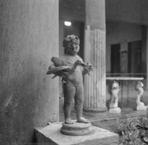 Putto mit Gans und Trauben