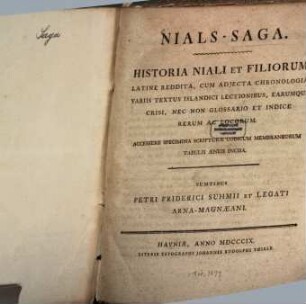 Nials-Saga : Historia Niali et filiorum, latine reddita, cum adiecta chronologia, variis textus islandici lectionibus, earumque crisi, nec non glossario et indice rerum ac locorum , Accessere specimina scripturae codicum membraneorum tabulis aeneis incisa