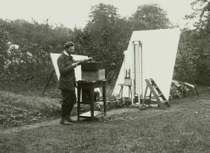 Dr. Paul Schulz bei der Arbeit an einer physikalischen Versuchsanordnung im Freien (wohl Demonstrationsversuch zum Messen der Viskosität einer Flüssigkeit) : Deutschland. Dr. Paul Schulz bei der Arbeit an einer physikalischen Versuchsanordnung im Freien (wohl Demonstrationsversuch zum Messen der Viskosität einer Flüssigkeit)