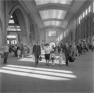 Leipzig. Hauptbahnhof. Reisende in der Bahnhofshalle