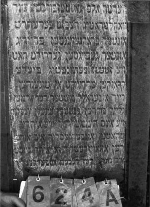 Grabstein 624 (Index: 99790889) Maße HxBxT: 106x57x30 cm Symbolik: nach unten gehaltene Fackeln: Grabstein 624A