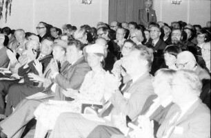 31. Tagung 1981 (29.6.-3.7.) Mediziner; Eröffnung: (überbelichtet) 1. Reihe: Baronin Dées de Sterio, Oberbürgermeister Steurer, Frau Steurer, F. J. Strauß, Gräfin Sonja Bernadotte, [H. Engler, ?, ? unscharf]; 2. Reihe: Frau Arber, Adolf Butenandt