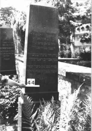 Grabstein 44 (Index: 100114478) Material: Granit Zustand: gut Maße HxBxT: 190x57x31 cm Beschreibung: Obelisk, getreppter Sockel: Grabstein 44