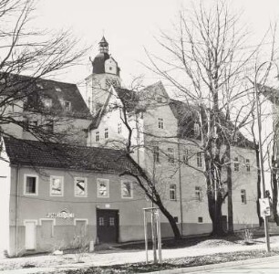 Stadtkirche St. Michael : Wohnhäuser gegen den Turm der Stadtkirche St. Michael