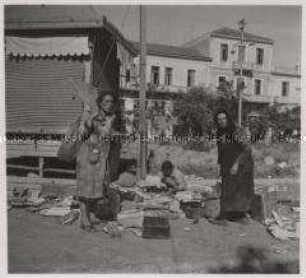 Wehrmachtssoldaten, Chania, Plündernde Einwohner