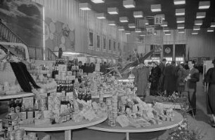 Messebesucher in der rumänischen Ausstellungshalle, Präsentation von Lebensmitteln