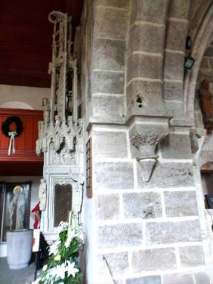 Langhaus Innen-Triumphbogen - Nordgewände mit Konsole sowie Tabernakel zur Langhausseite