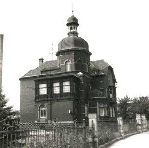Dresden-Cossebaude-Gohlis, Dresdner Straße 42. Fabrikantenvilla (um 1925). Straßenansicht mit Einfriedung von Osten