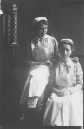 Erster Weltkrieg - Im Lazarett. Schwester Marie Hartmann und unbekannte Schwester