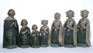 Drei männliche und vier weibliche Stifterfiguren eines Epitaphs