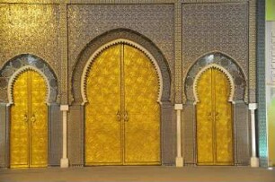 Fes - Palais Royal : Das Tor zum Königspalast mit sieben Türen wurden 1971 in traditioneller Bauweise errichtet. Aufgenommen in Fes am 26. Oktober 2010