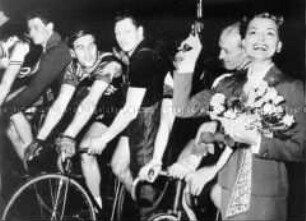 Schlagersängerin Lys Assia gibt den Startschuß für das Züricher Sechstagerennen