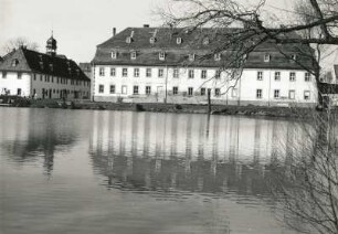 Blankenhain (Kreis Werdau). Schloss (1601/1800). Wirtschaftsgebäude. Blick über den Schlossteich
