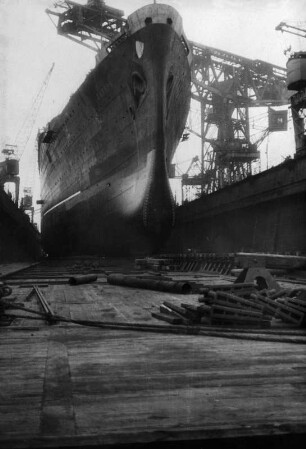 Turbinendampfer Europa im Schwimmdock der Werft Blohm und Voss, Hamburg