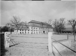 Graditz. Ehemaliges Kurfürstliches Gestüt. Schloss, Hoffront : Graditz, ehem. kurfürstl. Landsitz (Hauptgestüt)