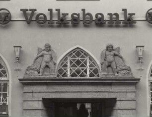 Wohnhaus mit Volksbank-Filiale