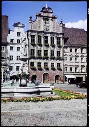 Landsberg: Rathaus vom Marktbrunnen aus