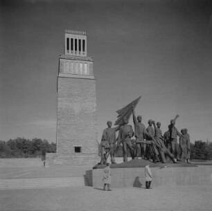 Weimar-Buchenwald. Mahnmal auf der Südseite des Ettersbergs (1954-1958) mit Turm der Freiheit, davor die Figurengruppe von Fritz Cremer