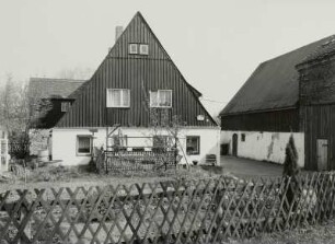 Freiberg-Ortsteil Zug, Schulweg 21 a. Bauernhof. Straßenansicht mit Wohnstallhaus