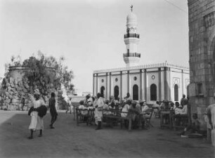 Moschee : Männer vor einer Moschee