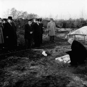 Friedhof Glashütte: Grundsteinlegung der Friedhofskapelle: Bürgermeister Hans Bombeck mauert Steine im Grundstein ein