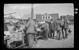 Rossienie (=Raseiniai, Litauen): "Marktplatz in Rossienie" mit einzelnen Marktständen, Einheimischen und Soldaten
