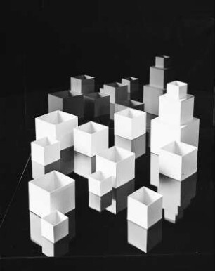 Geometrisches Stilleben (mit offenen Sperrholzwürfeln)