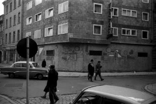 Neubau Adlerstraße 18/Ecke Zähringerstraße mit umstrittener Erdgeschoß-Bauweise.