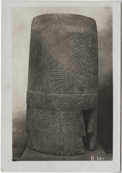 Huehuetl en bois richement sculpté (aigle, dinde et teoatl-tlachinolli) H. 90 cm. Autre vue