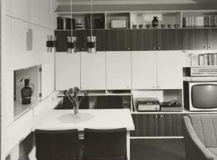 Anbauwand : Musterwohnzimmer (1972; Deutsche Bauakademie). Eßplatz mit Durchreiche zur Küche und Anbauwand