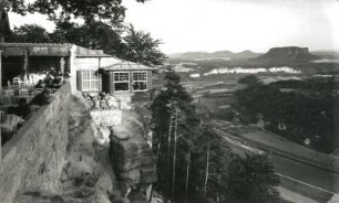 Lohmen. Bastei-Gaststätte. Sonnenterrasse und Restaurant gegen Elbtal und Lilienstein. Blick nach Südsüdost