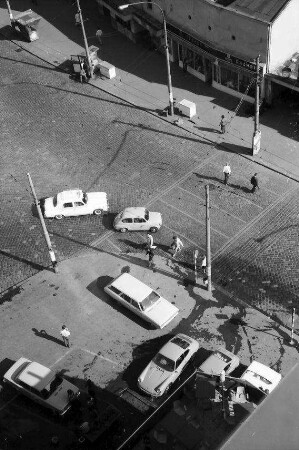 Belgrad [Serbien]: vom Hotel Memanjina, Verkehr auf dem Platz, Autos