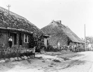 Dorfstraße mit Bauernhäusern