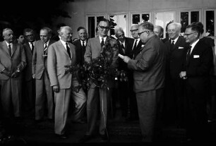 13. Tagung 1963 Medizin; Maikäferrede gehalten von Werner Forßmann: Otto H. Warburg, Sir Frank M. Burnet, Otto Hahn, Adolf Butenandt, Paul H. Müller, Graf Lennart Bernadotte, Severo Ochoa, Cornelius J. F. Heymans verdeckt, Werner Forßmann vorn, Max Born, Sir Hans A. Krebs