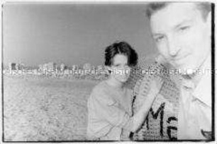 Paar am Strandkorb (Altersgruppe 18-21)