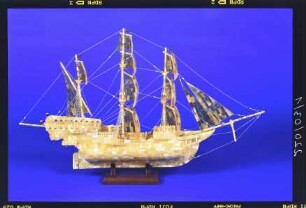 Modell eines Segelschiffes aus Bernstein