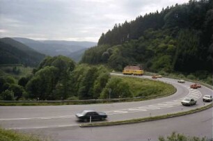 Triberg: Kurve B 33 mit Autos am Sommerautunnel