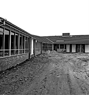 Volksschule: Neubau an der Gerberstraße: Pavillonbau mit Klassenzimmern und Gruppenraum vor Fertigstellung: vorn unbefestigte Außenanlage
