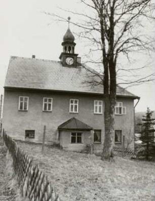 Oberwiesenthal. Wohnhaus, Annaberger Straße 69 : Oberwiesenthal (Kreis Annaberg). Wohnhaus, Annaberger Straße 69. Traufseite mit Windfang. Ansicht über den Vorgarten