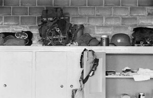 Zweiter Weltkrieg. Niederlande unter deutscher Besatzung. Unterkunft deutscher Wehrmachtsangehöriger (wohl bei Den Haag). Dreiteiliger Herrenschrank. Teilansicht mit geöffneter Tür und Marschgepäck