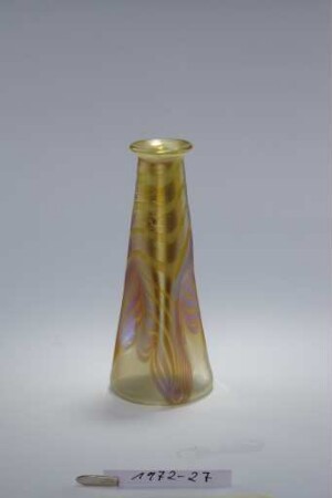 Vase mit Pfauenfederndekor