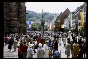 Freiburg: Münsterplatz an Fronleichnam, von der Münsterstraße