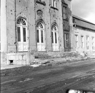 Prötzel, Am Park 1. Schloss Prötzel (1712/1717, A. Schlüter; 1859 Umbau, F. A. Stüler; 1924 Umbau). Portale am Mittelrisalit mit Treppe. Hofansicht mit rechtem Flügel (Teilansicht)
