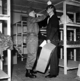 Die ersten Soldaten der Bundeswehr ziehen in die Kasernen bei Andernach ein