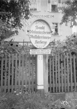 Hinweisschild für das Sankt Antoniusheim (Wallfahrerinnenherberge)