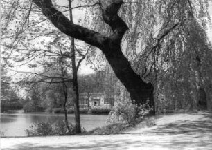 Dresden. Großer Garten. Blick über den Carolasee zum Restaurant "Carolaschlößchen"