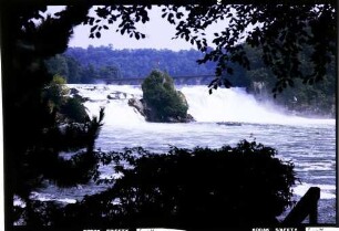 Schaffhausen: Rheinfall, Gesamtansicht vom gegenüberliegenden Ufer