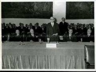 Robert Schuman spricht vor der Unterzeichnung des Deutschlandvertrages in Bonn